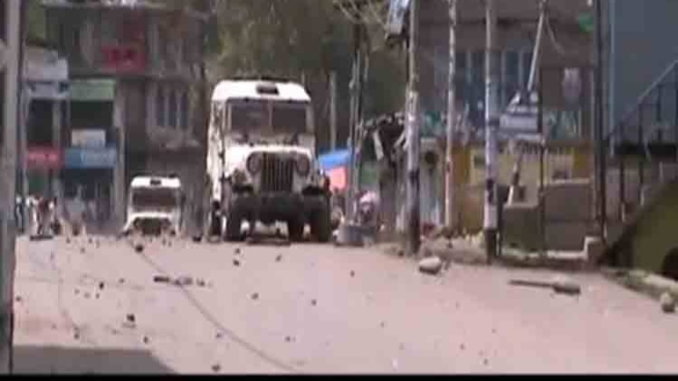 रेप कांड के खिलाफ विरोध प्रदर्शन, छात्रों और सुरक्षाबलों में झड़प