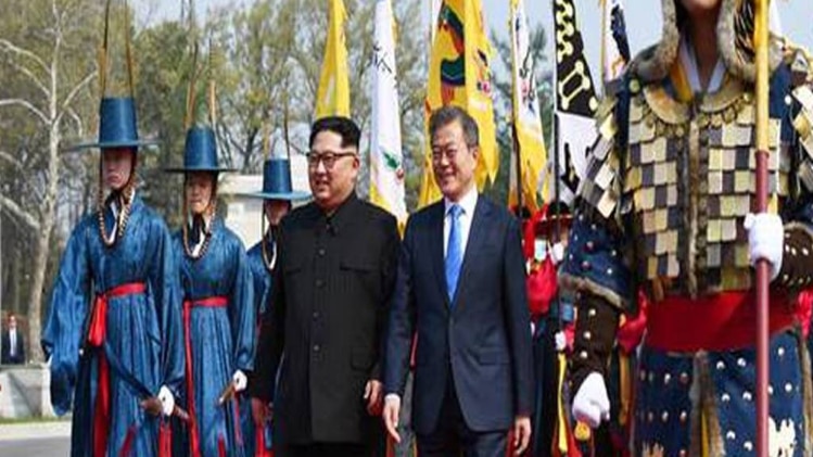 नॉर्थ कोरियाई नेता किम और दक्षिण कोरिया के राष्ट्रपति मून