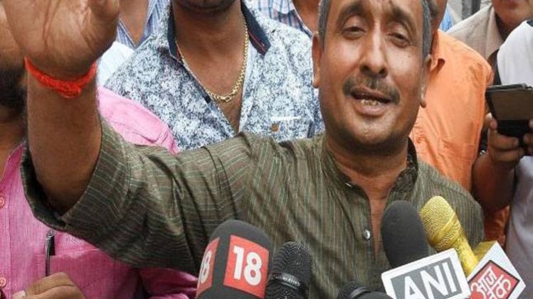 एक विधायक के सामने यूपी पुलिस का सरेंडर!