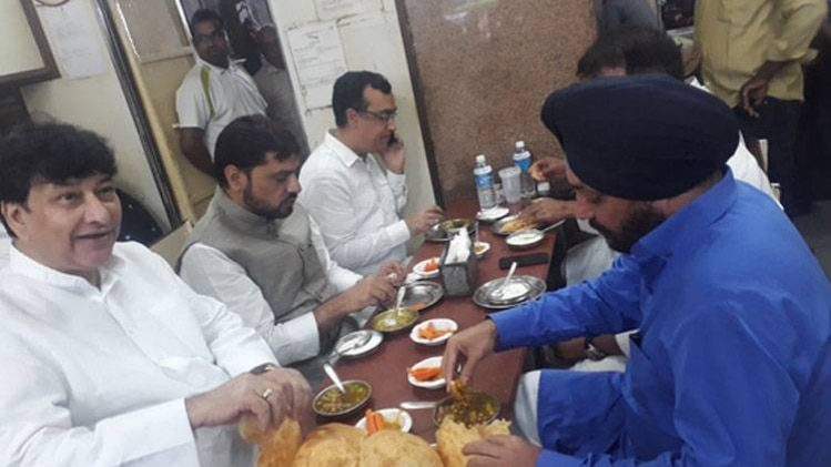 छोले भटूरे खाते कांग्रेसियों की तस्वीर वायरल