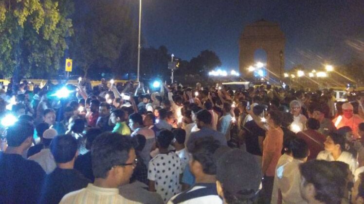 रेप के विरोध में इंडिया गेट पर कांग्रेस का मिडनाइट मार्च