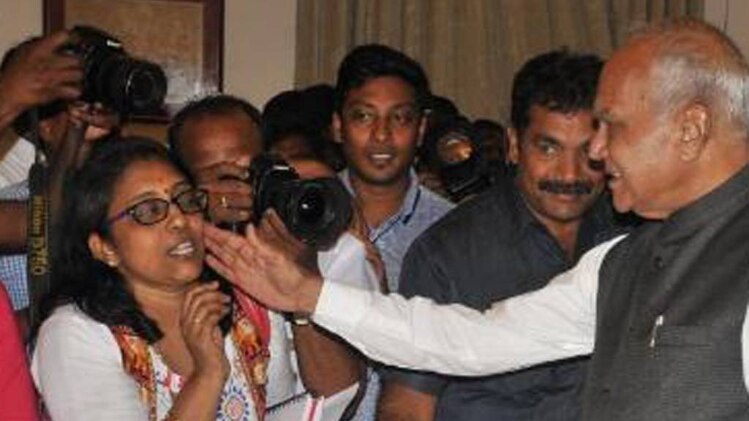 राज्यपाल बनवारीलाल पुरोहित एक महिला पत्रकार के गाल थपथपाने की वजह से विवादों में घिरे