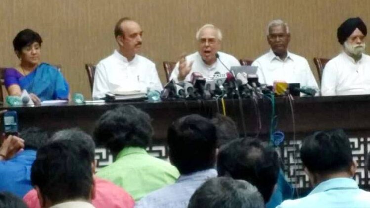 कपिल सिब्बल और गुलाम नबी आज़ाद प्रेस कॉन्फ्रेंस में