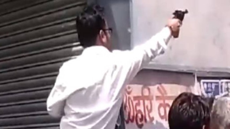 रिवॉल्वर लहराने वाला शख्स राजा चौहान अबतक फरार