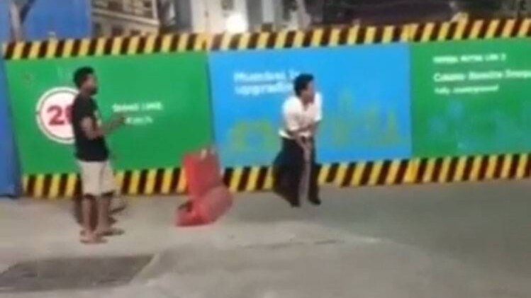 सड़क किनारे सचिन ने खेला क्रिकेट