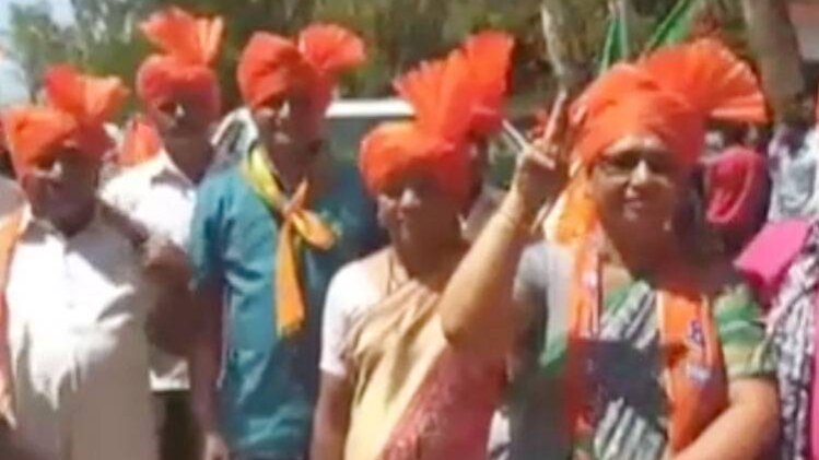 भगवा साफा में सेल्फी लेती बीजेपी की महिला कार्यकर्ता