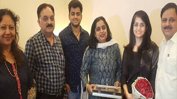 परिवार के साथ सौम्या शर्मा