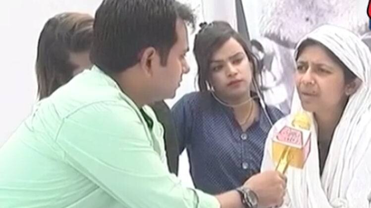 धरने पर बैठी हैं स्वाति मालीवाल