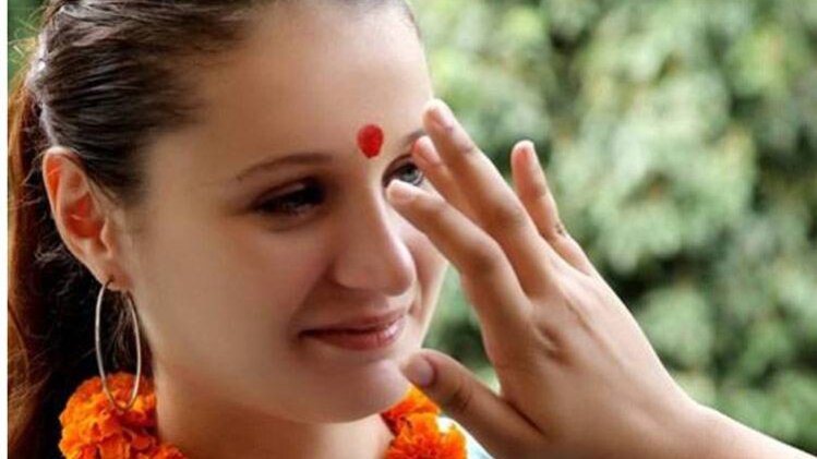 जानें हिंदू धर्म में क्यों लगाते हैं तिलक