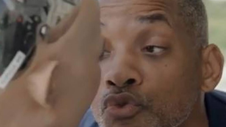 रोबोट सोफिया को Kiss करने जा रहे थे विल स्मिथ, फिर हुआ ये..