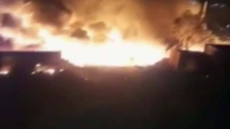 बड़ी खबरें: आग से खाक हुआ कबाड़ गोदाम