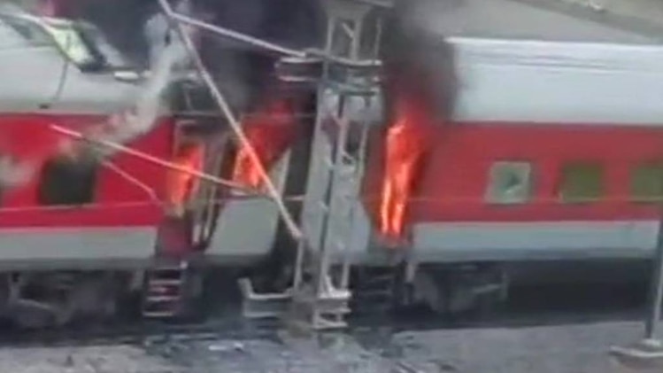 नई दिल्ली-विशाखापट्टनम AP AC एक्सप्रेस लगी आग