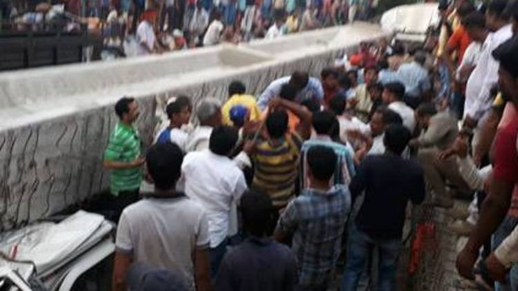 मलबे के नीचे दबे वाहन