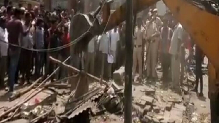 अतिक्रमण पर चला एमसीडी का बुलडोजर