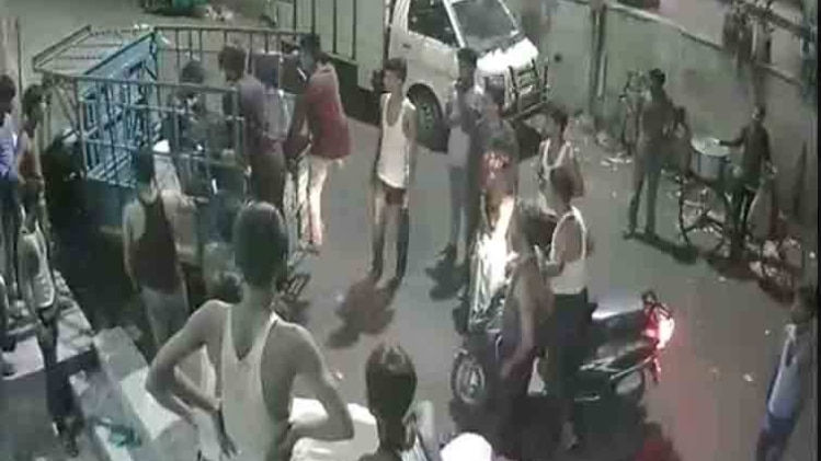 मजदूरों से मारपीट