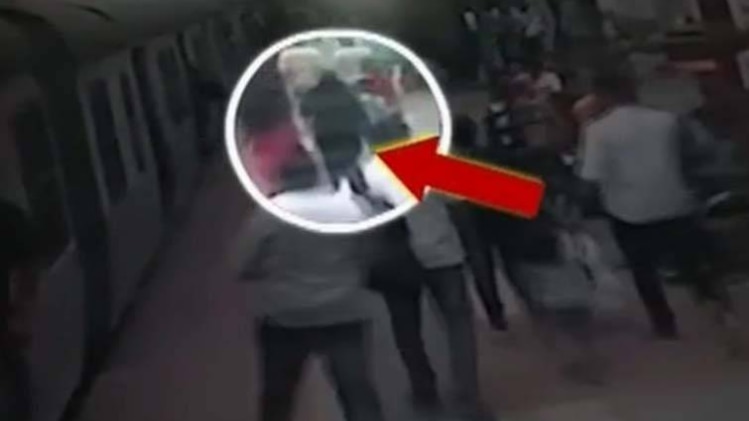 जब चलती ट्रेन में चढ़ने की कोशिश में फिसला महिला का पैर
