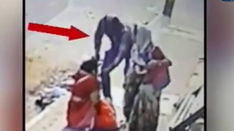 सड़क पर सरेआम पिस्टल दिखाकर लूट