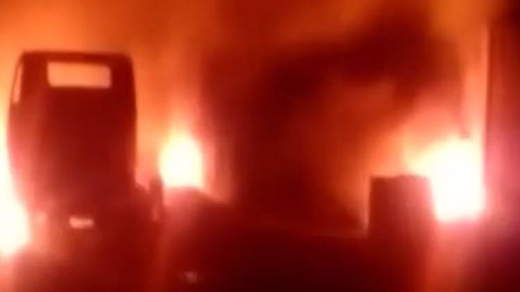 प्लास्टिक गोदाम में लगी आग