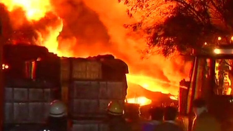 दिल्‍ली के मालवीय नगर इलाके के एक गोडाउन में लगी आग