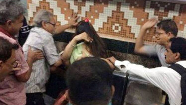 कपल से मारपीट केस में मेट्रो ने दी 'संस्‍कारी' बनने की नसीहत