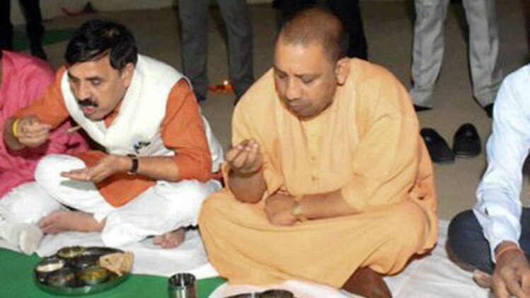 दलित के घर खाना खाते योगी आदित्यनाथ