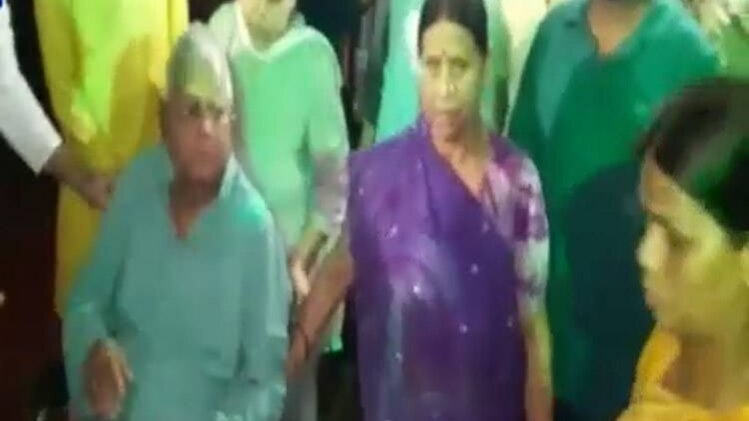 लालू यादव के घर बैंड-बाजा और 'भगदड़'