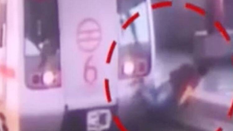 मेट्रो से टकराया एक शख्स बाल-बाल बचा