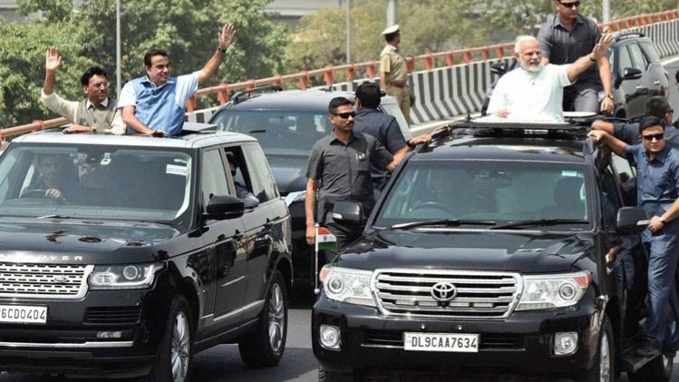 रोड शो निकालते केंद्रीय मंत्री नितिन गडकरी और पीएम मोदी