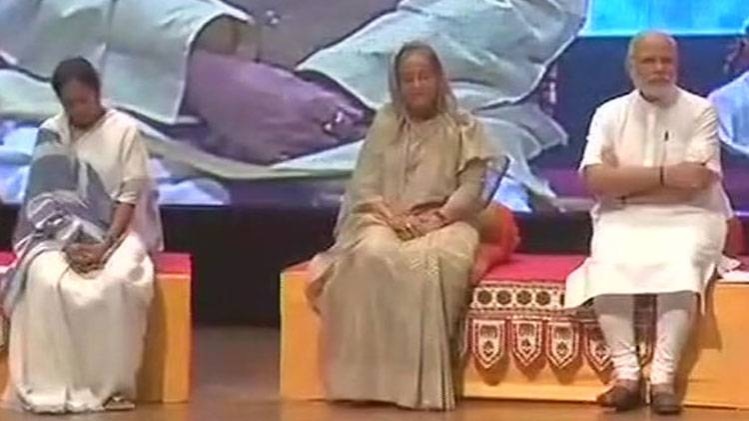 ममता बेनर्जी, शेख हसीना और पीएम मोदी एक मंच पर