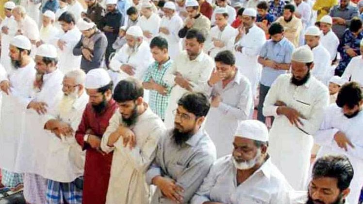 खुले में नमाज अदा करने पर हंगामा