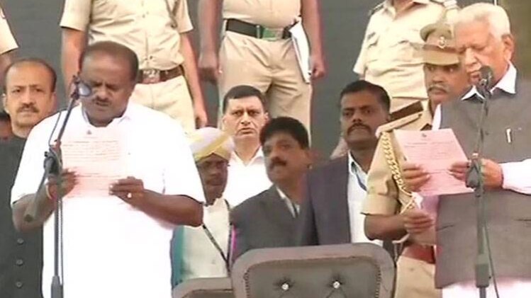 कुमारस्वामी ने CM पद की शपथ ली