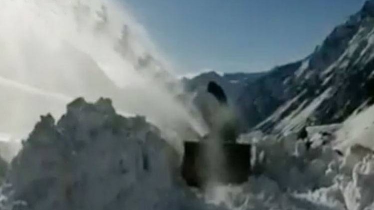 बर्फ में रेस्क्यू ऑपरेशन