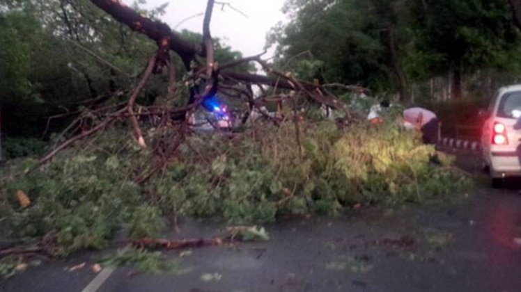 आधे-हिंदुस्तान में कुदरत का कोहराम, तूफान से मची तबाही