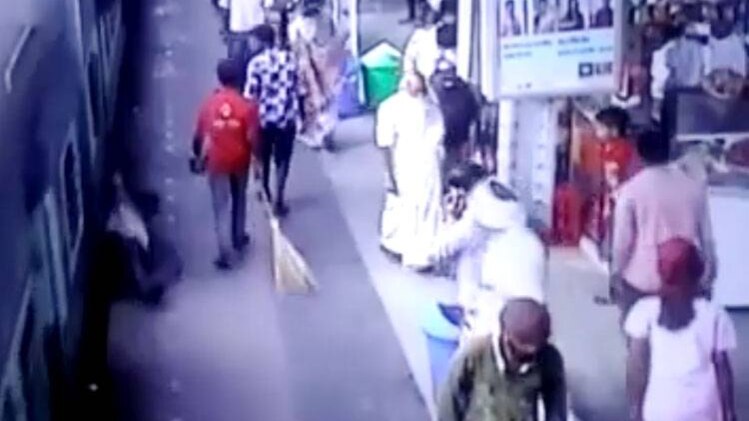 चलती ट्रेन से गिरा यात्री