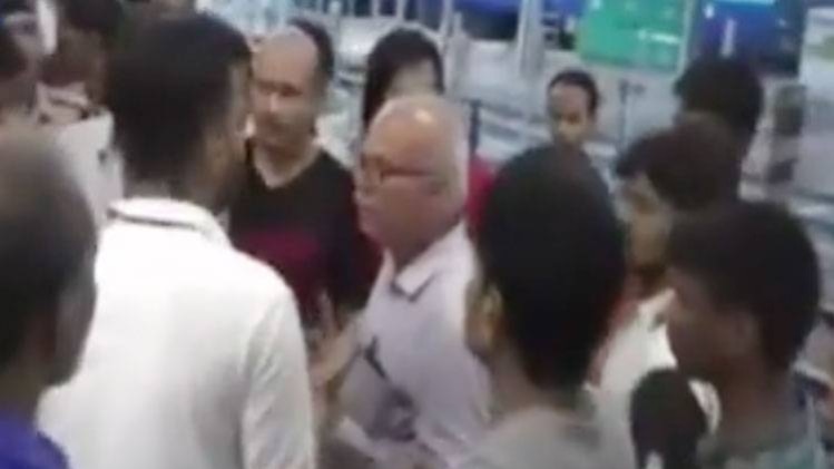 ट्रेन में एसी ना चलने को लेकर यात्रियों ने जमकर हंगामा किया