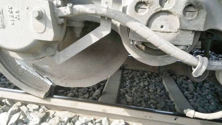 ट्रेन का पहिया टूटा