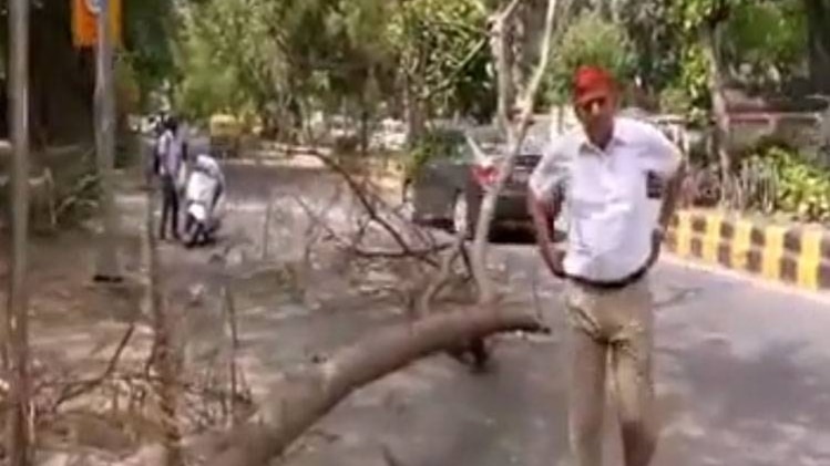 दिल्ली-NCR में तूफान ने मचाई तबाही