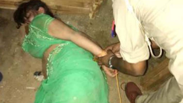 दहेज के लिए ससुराल वालों ने बहू को बनाया बंधक