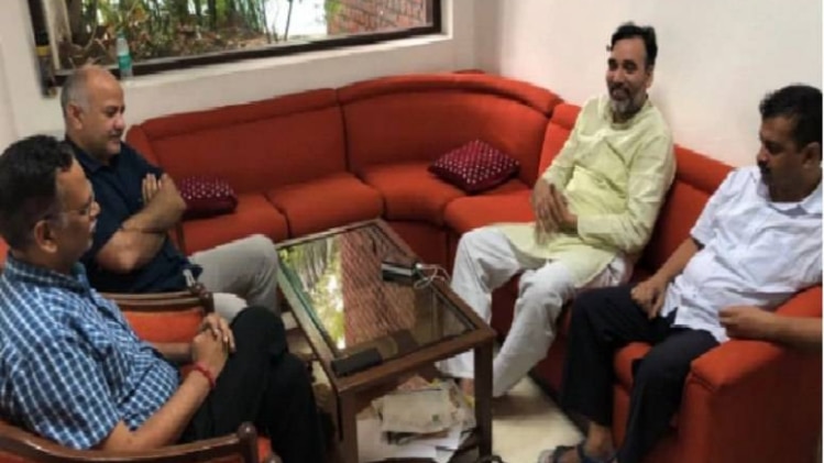 धरने पर दिल्ली के सीएम अरविंद केजरीवाल और उनके 3 मंत्री