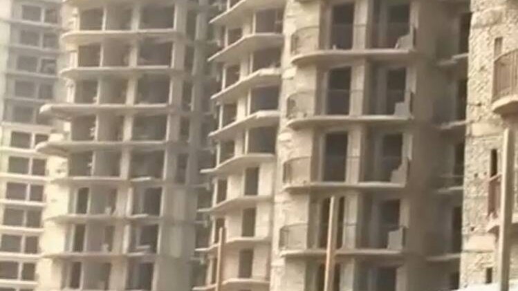 नोएडा में कब पूरा होगा ग्राहकों के अपने घर का सपना?