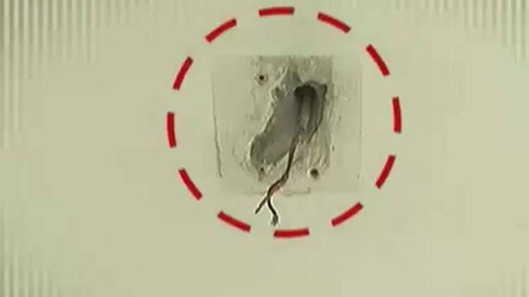 अखिलेश के खाली बंगले में किसने की तोड़फोड़?