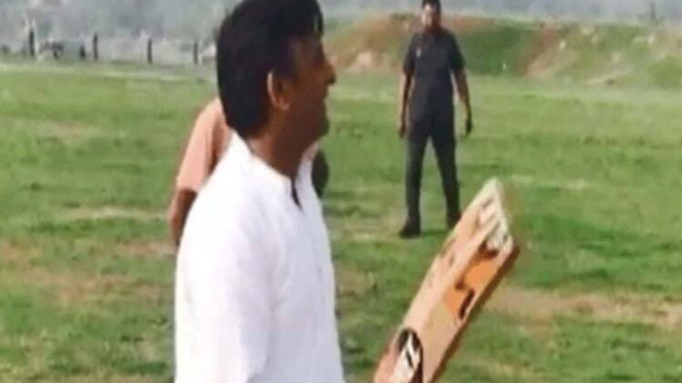 अखिलेश यादव ने बंगला छोड़ने के बाद थामा बल्ला