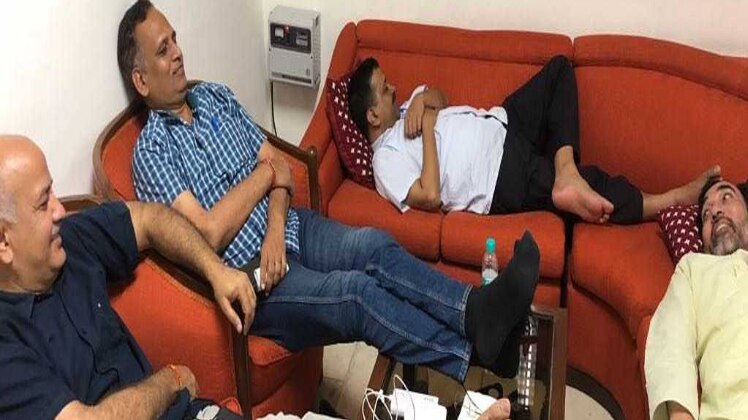 धरने पर क्‍यों केजरीवाल एंड कंपनी