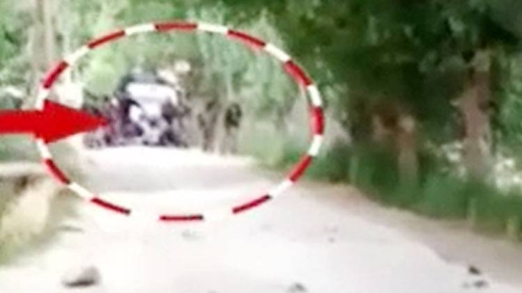 पत्थरबाजों से बचने के लिए मानव ढाल