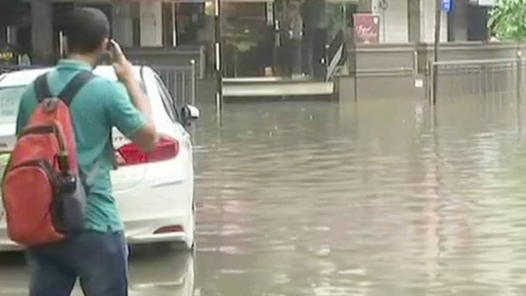 मूसलाधार बारिश से बेहाल मुंबई