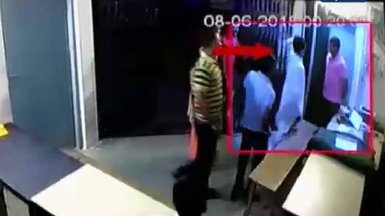 बीजेपी विधायक ने थाने में घुसकर कॉन्स्टेबल को पीटा, देखें वीडियो