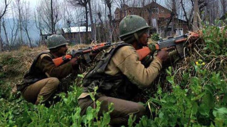 बड़ी खबरें: अनंतनाग में घिरे 2 आतंकी, मुठभेड़ जारी