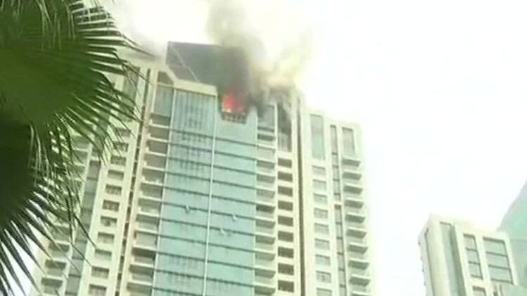 मुंबई के वर्ली में एक 33 मंजिला बिल्डिंग में भीषण आग लग गई
