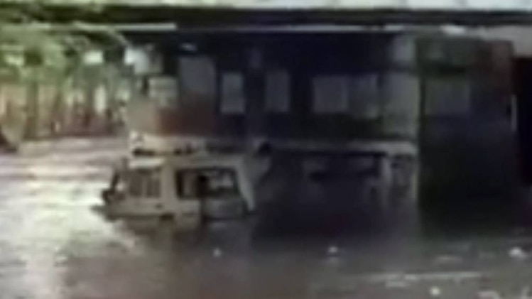 पानी में फंसी कार