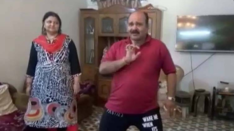 डांसिंग अंकल का एक और धमाल, अब ड्राइंग रूम का वीडियो हिट